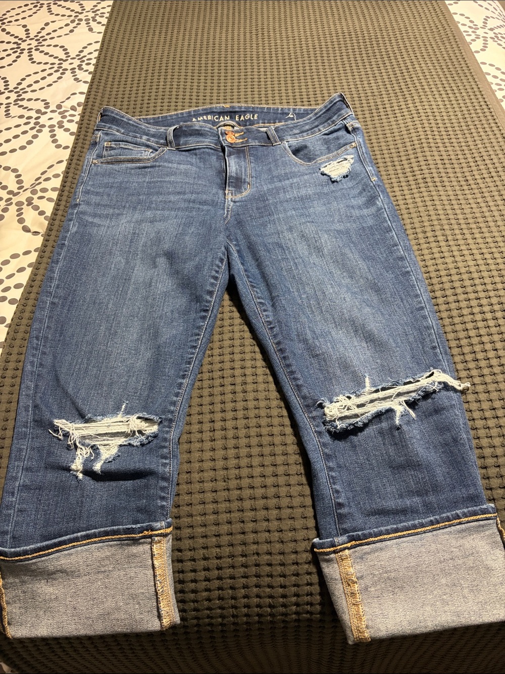 American Eagle Outfitters Distressed Cropped Blue Roll-Cuff Capri Jeans